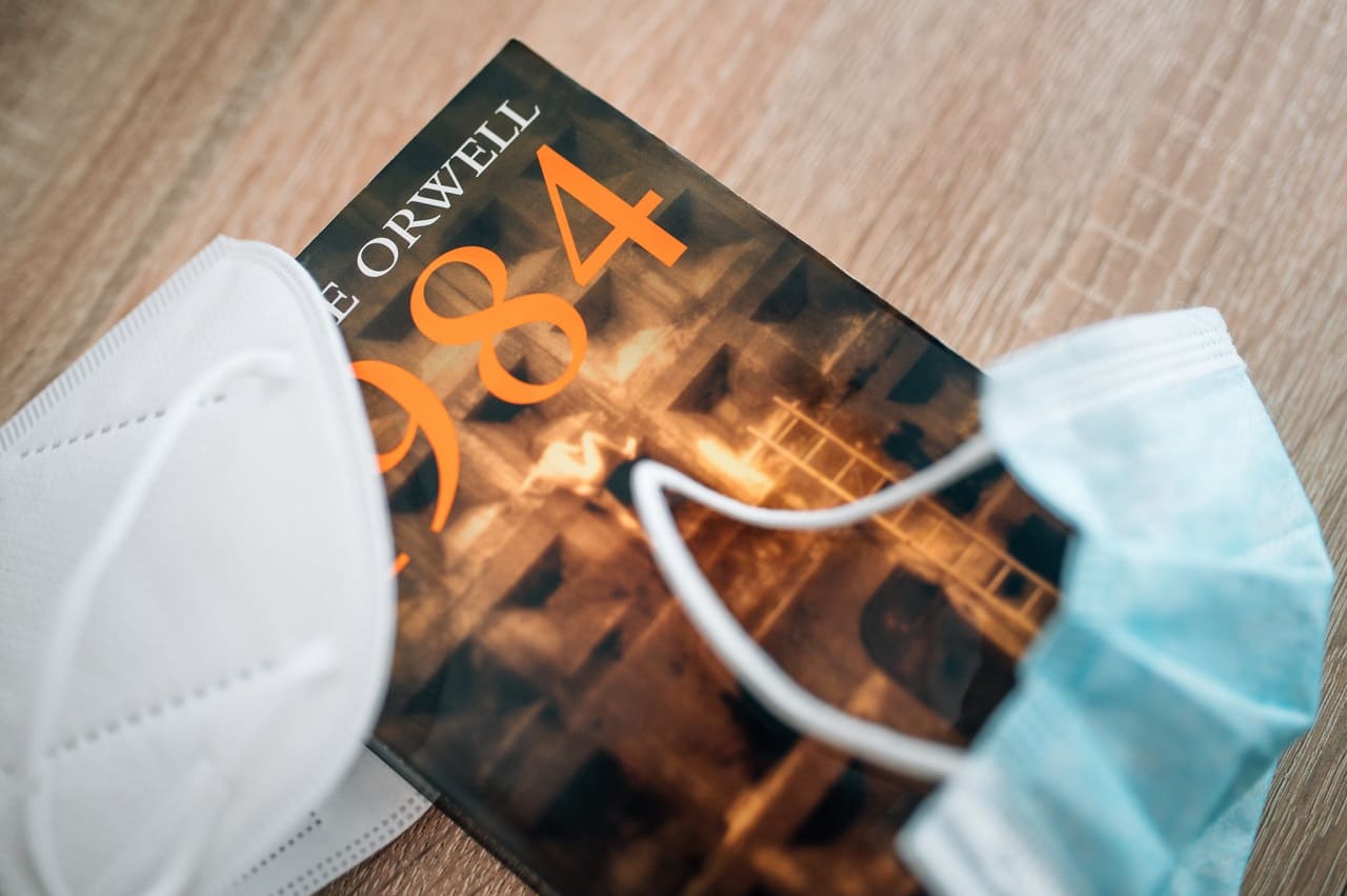 1984-George-Orwell-Nineteen-Eighty-Four-Maskenpflicht-Maskenzwang-Maskenpsychose-Maskengeneration-Kritisches-Netzwerk-Totalitarismus-Verhaltenssteuerung-Mind-Control
