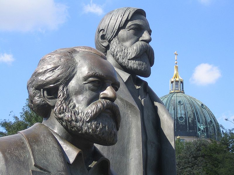 Karl-Marx-Friedrich-Engels-Denkmal-Berlin-Kommunismus-Sozialismus-%20Imperialismus-Eigentumsfrage-Produktionsmittel-Kapitalbesitze.jpg