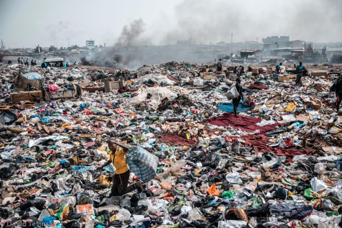 Accra_Ghana_Agbogbloshie_Muellhalde_Plastikmuell_Dioxin_Kleidermuell_Textilmuell_Kleiderfriedhof_Wohlstandsmuell_Wegwerfklamotten_Mikroplastik_Muellberge_Kritisches-Netzwerk
