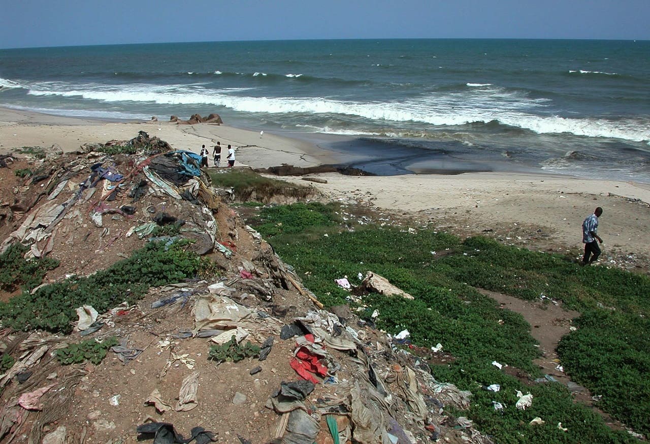 Accra_Ghana_Plastikmuell_Kleidungsmuell_Kleidermuell_Kleiderfriedhof_Wohlstandsmuell_Wegwerfklamotten_Umweltverschmutzung_Muellberge_Kritisches-Netzwerk