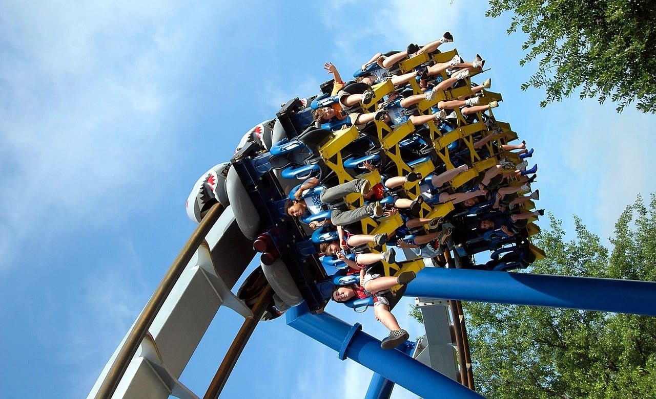 Achterbahn-Looping-Nervenkitzel-Volksfest-Vergnuegungspark-Spassgesellschaft-Fahrgeschaefte-Unterhaltungsindustrie-Kritisches-Netzwerk-Hedonismus-Amuesierbetrieb