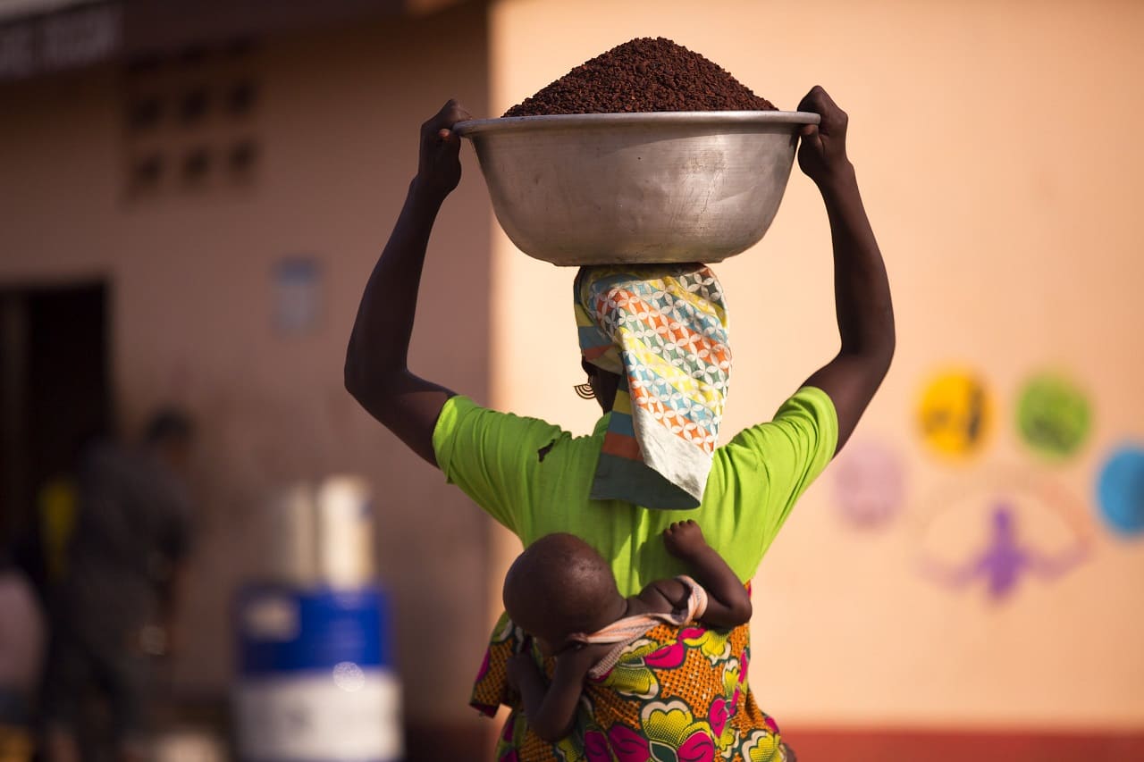 African-mother-child-Ghana-shea-butter-Processing-Sheabutter-Vitellaria-paradoxa-Karitebaum-Sheanussbaum-Kritisches-Netzwerk-Sudanzone-Subsahara-Sahelzone