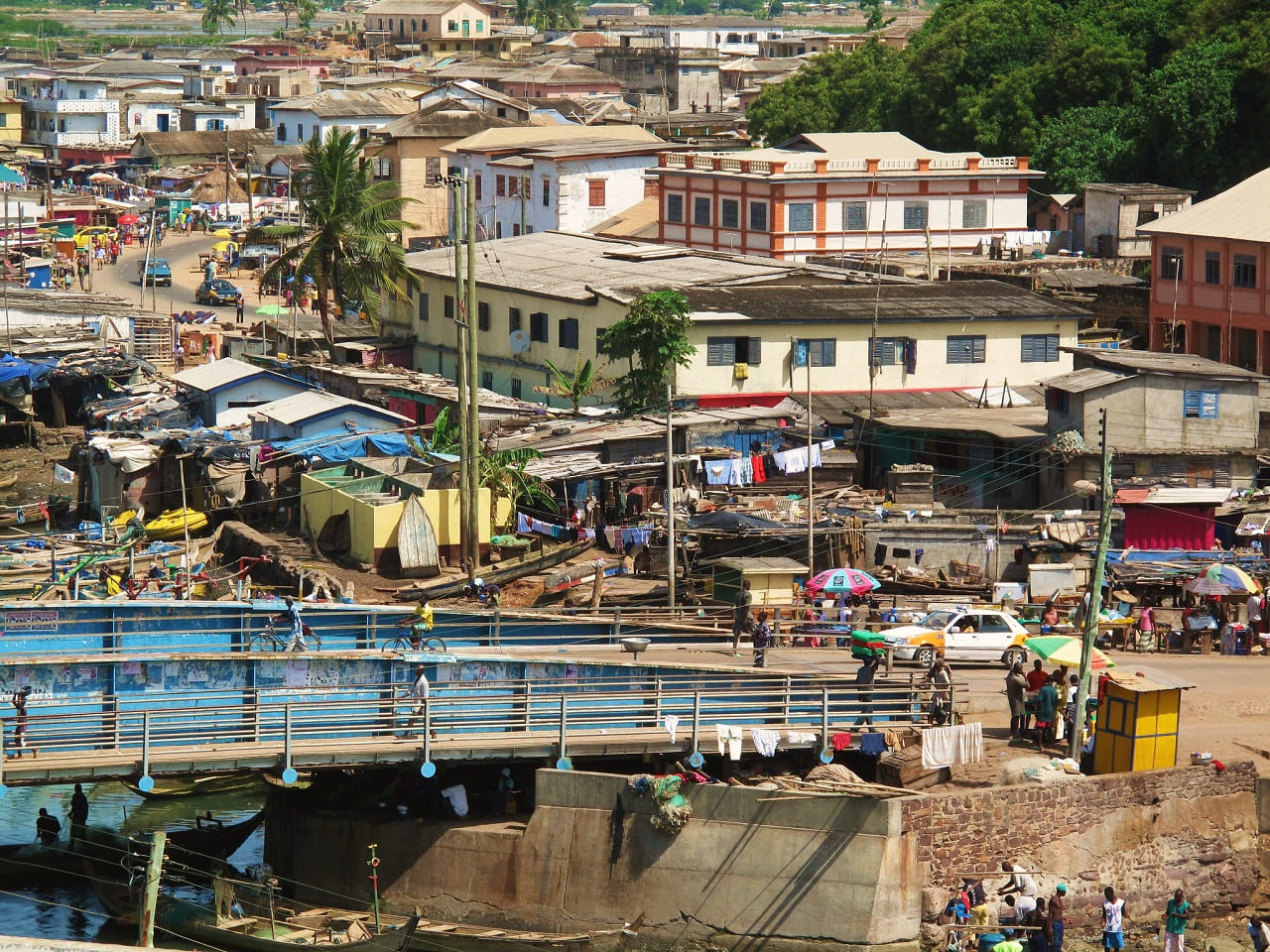 Afrika-Ghana-Benya-River-Bridge-Subsahara-Entwicklungshilfe-Kritisches-Netzwerk-Kakaoproduzent-Neokolonialismus-Feudalklasse-Machteliten-Massenarmut-Korruption