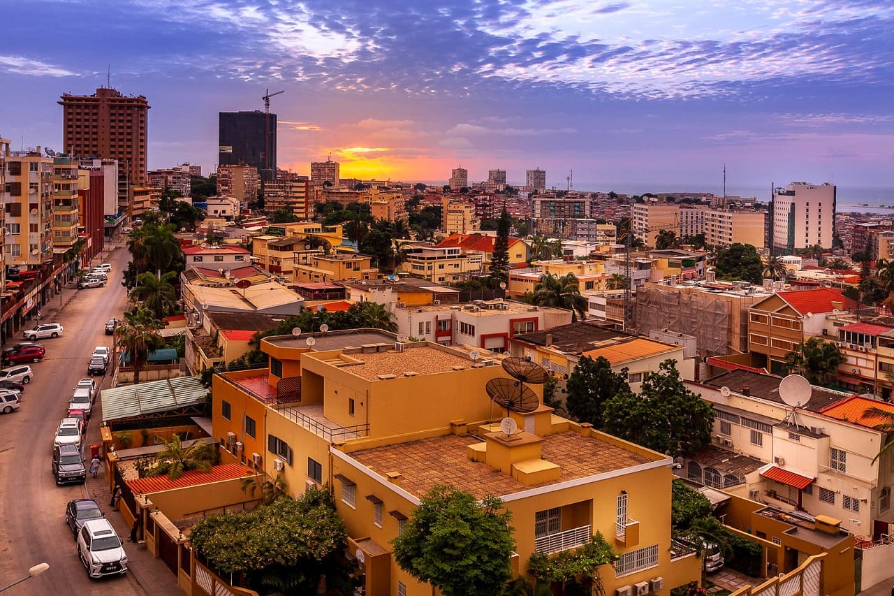 Afrika-Luanda-Angola-africa-Subsahara-Entwicklungshilfe-Entwicklungslaend-Joao-Lourenco-Korruption-Kritisches-Netzwerk-Landflucht-Fassadendemokratie-Machtelite-corruption 