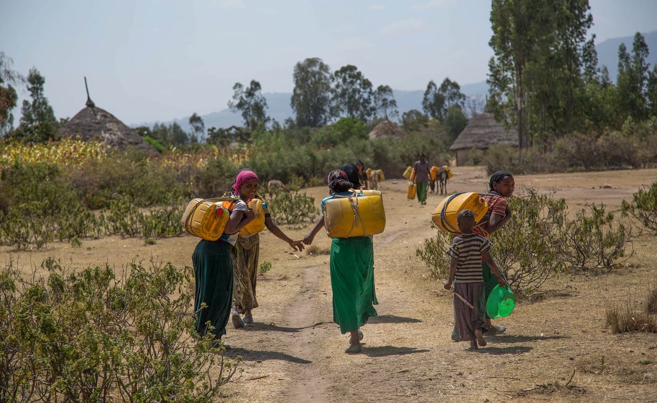 Afrika-Trinkwasser-drinking-water-Trinkwassermangel-Kindersterblichkeit-Entwicklungshilfe-Entwicklungslaender-Kritisches-Netzwerk-Migrationsursachen-humanitaere-Hilfe