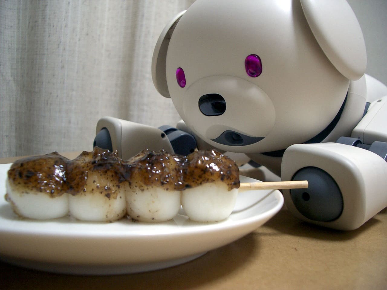 Aibo-Roboterhund-robotic-dog-SONY-Kritisches-Netzwerk-Internet-der-Dinge-Digitalspielzeug-Kuenstliche-Intelligenz-Ueberwachungskapitalismus-Gesichtserkennung