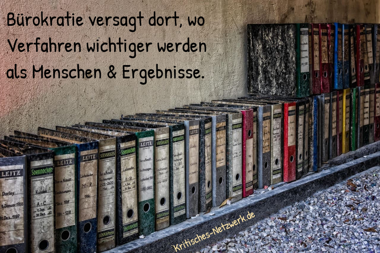 Aktenordner_Aktenberge_Buerokratiedschungel_Buerokratiefestung_Buerokratiewucher_buerokratischer_Exkrementenkuchen_Sammelordner_Aktenarchiv_Kritisches-Netzwerk