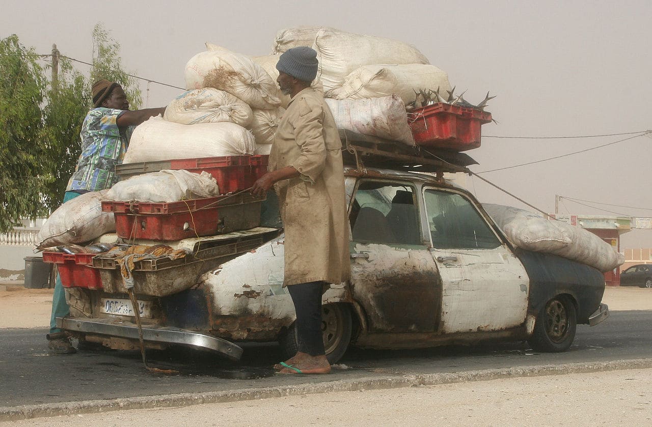 Altautos-2-Afrika-afrikanischer-Markt-Renault-12-Mauretanien-Nouakchott-Rostbeule-Gebrauchtfahrzeuge-Kritisches-Netzwerk-fahrender-Schrotthaufen-Rostbeulen