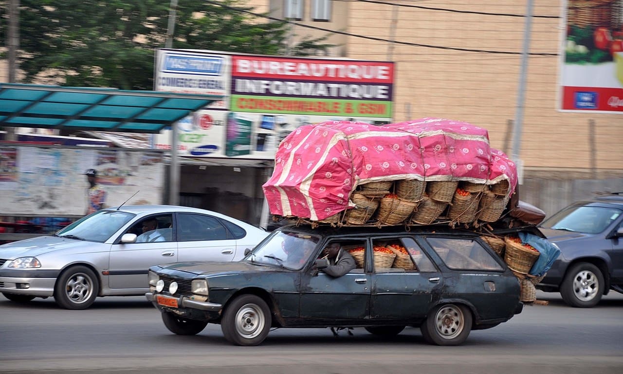 Altautos-4-Peugeot-504-Afrika-Benin-afrikanischer-Markt-Altfahrzeuge-Kritisches-Netzwerk-Schrottkarren-Rostbeulen-Verkehrssicherheit-Verkehrsrisiko