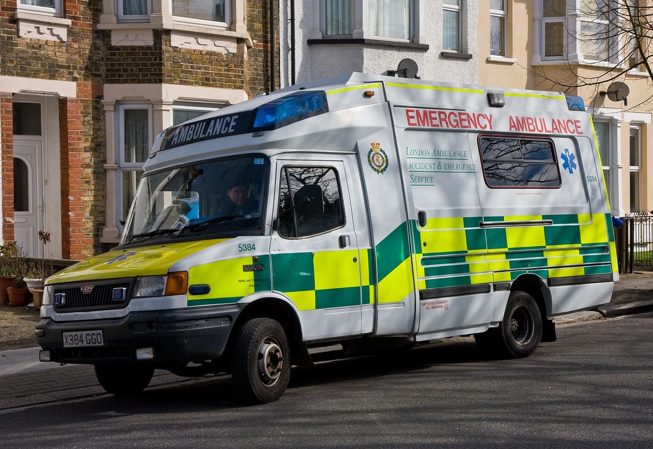 Ambulanzwagen_Krankenwagen_National_Health_Service_Notrufambulanzen_NHS_Rettungssanitaeter_Rettungsfahrzeug_Notarzt_Kritisches-Netzwerk