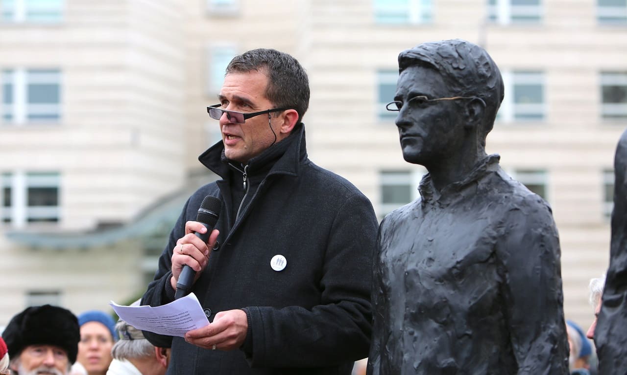 Anything-to-say-Edward-Snowden-Nils-Melzer-Julian-Assange-Chelsea-Manning-Brandenburger-Tor-Kriegsverbrechen-Kritisches-Netzwerk-Enthuellungsjournalismus