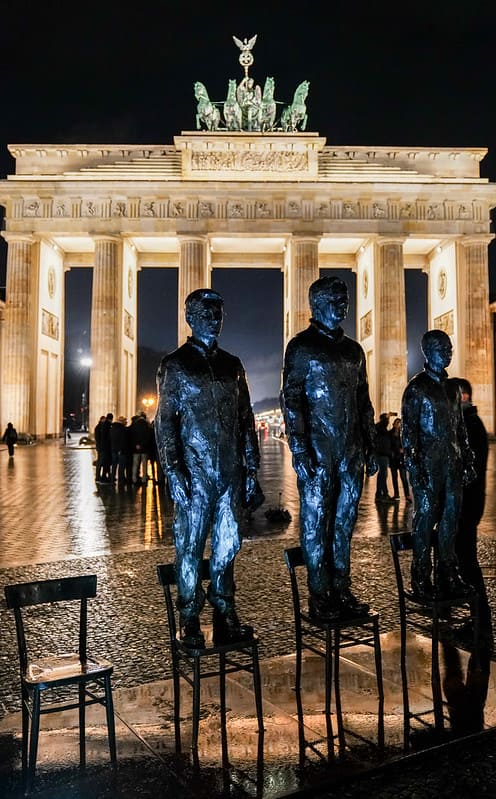 Anything-to-say-Julian-Assange-Edward-Snowden-Chelsea-Manning-Brandenburger-Tor-Whistleblower-Whistleblowing-Kritisches-Netzwerk-Davide-Dormino-Berlin