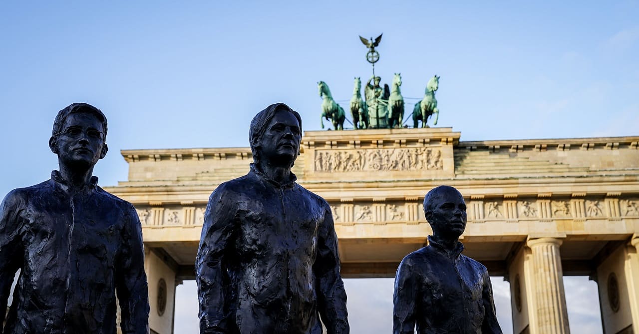 Anything-to-say-Wanderskulptur-Brandenburger-Tor-Investigative-Medien-Julian-Assange-Edward-Snowden-Geoffrey-Livolsi-Mathias-Destal-Kritisches-Netzwerk-Chelsea-Manning