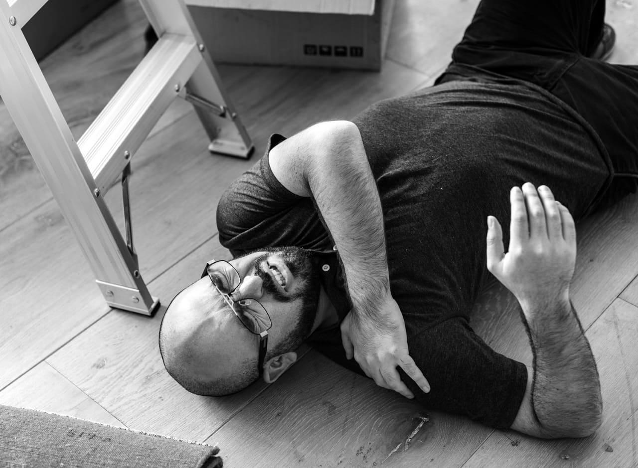 Arbeitsunfall_Schluesselbeinbruch_Schluesselbeinfraktur_Gefahrenbereich_Haushalt_Haushaltssturz_Haushaltsunfall_Sturzverletzung_Kritisches-Netzwerk