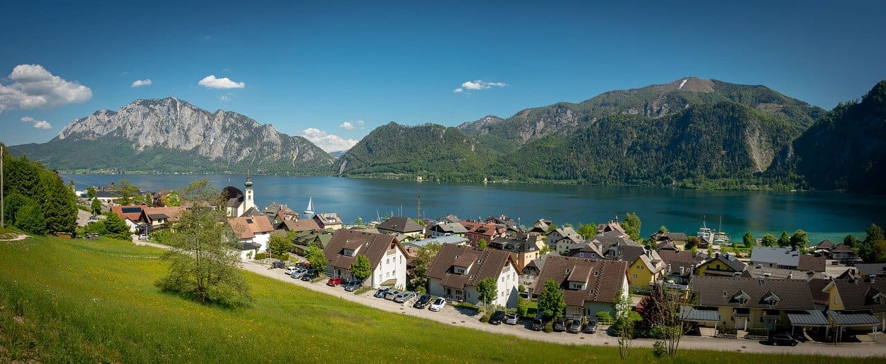 Attersee-Unterach-Ufergrundstuecke-Privatbesitz-Zweitwohnsitze-Zweitwohnsitznehmer-Kritisches-Netzwerk-Uferprivatisierung-Verbauung-Verimmobiliarisierung-Seeparzelle