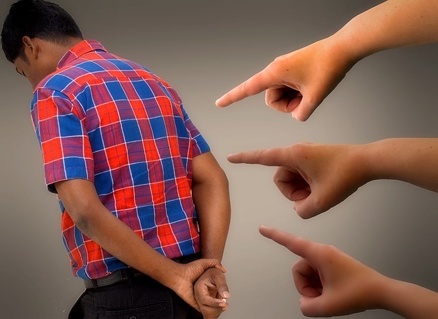 Ausgrenzung-ethnic-racial-profiling-Stigmatisierung-Verunglimpfung-Rassismus-Kritisches-Netzwerk-ethnische-Zugehoerigkeit-Entmenschlichung-Entwuerdigung-Hass