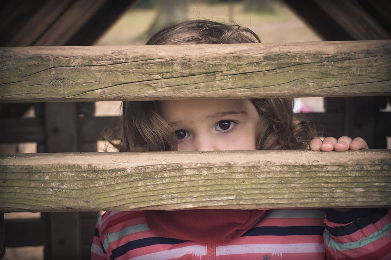 Ausgrenzung_Kindergefuehle_Ausschluss_Kinderrechte_Adultismus_Entwuerdigung_Marginalisierung_Minderjaehrige_Muendigkeit_Unmuendige_Kindeswohl_Kritisches-Netzwerk