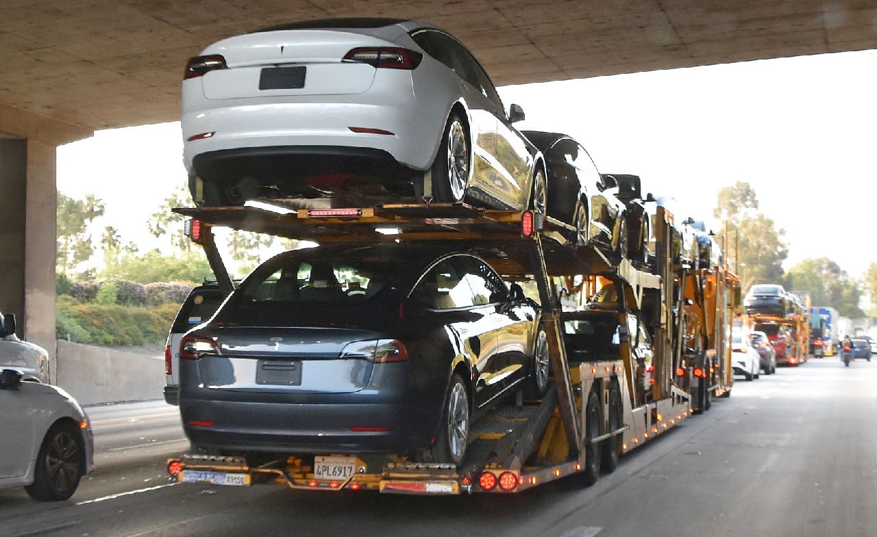 Autotransporte_Tesla_Autotransporter_Elektrofahrzeuge_Elektromobilitaet_Elektroautofoerderung_Gebrauchtwagen_Elektroautos_Elektrifizierungshype_Kritisches-Netzwerk