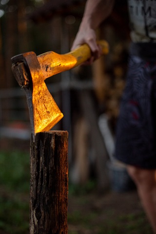 Axt-Gesellschaftsspaltung-Spaltaxt-Spaltung-der-Gesellschaft-Spaltvorgang-Buergerspaltung-Great Reset-Gesellschaftszerschlagung-Spaltungseffekt-Kritisches-Netzwerk