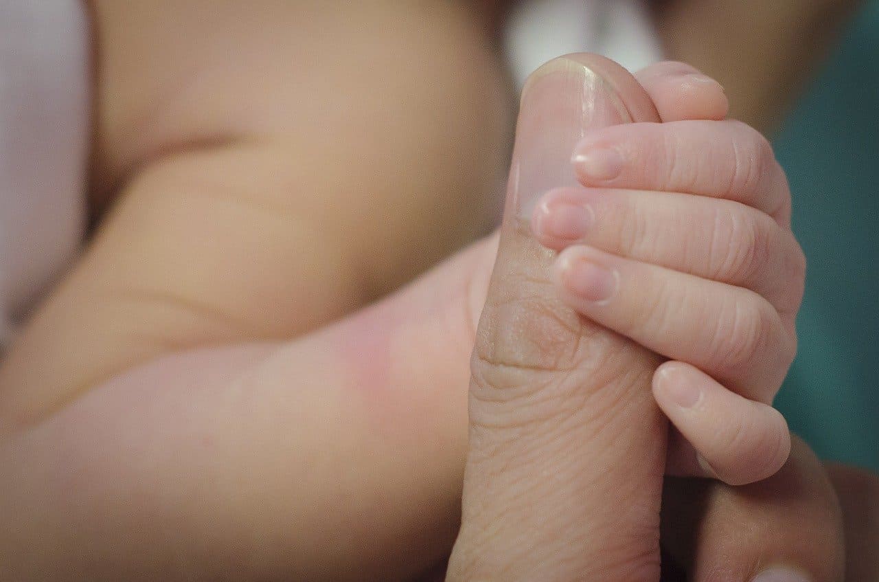 Baby-Finger-festhalten-Greifen-Tastsinn-Erspueren-Ertasten-Fingerspitzen-Tastempfinden-Tastrezeptoren-Kritisches-Netzwerk-Beruehrungsreiz-Beruehrung-Vertrauen-Kind
