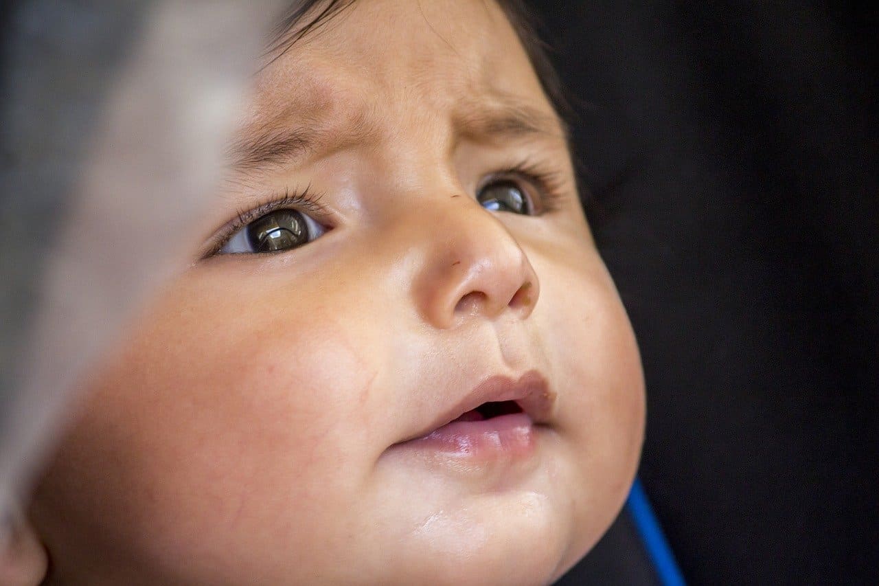 Baby-Neugeborene-Kindesentwicklung-Kindeswohl-kindliche-Gesundheit-Immunsystem-Immunzellen-Mikrobiom-Mikroorganismen-Kritisches-Netzwerk-Hygienewahn-Bakterien