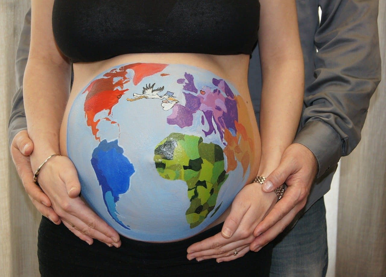 Babybauch-Bauchmalerei-Bellypaint-schwangere-Frau-Bevoelkerungswachstum-Bevoelkerungszuwachs-Demografie-Kritisches-Netzwerk-Fertilitaetsrate-Fortpflanzungsrate