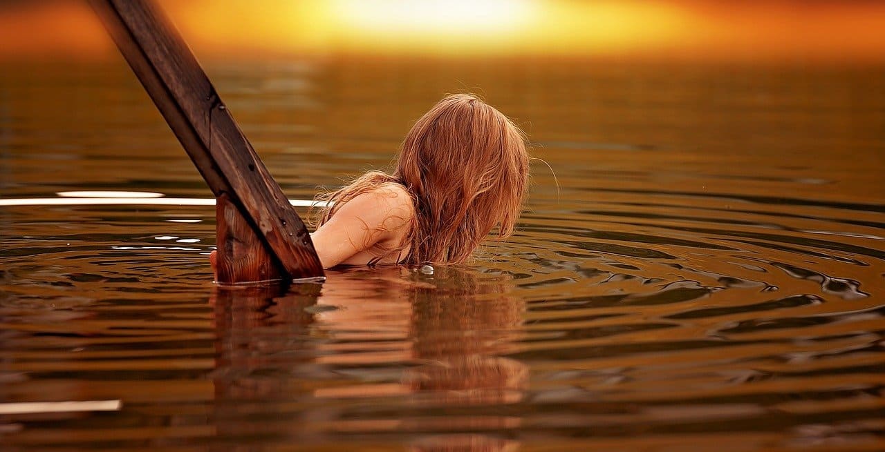 Badesee-Naturbadesee-Badefreuden-Badegewaesser-Badespass-Badevergnuegen-Badezugang-Seeufer-Seezugang-Strandbad-Wasserspass-Baggersee-Kritisches-Netzwerk