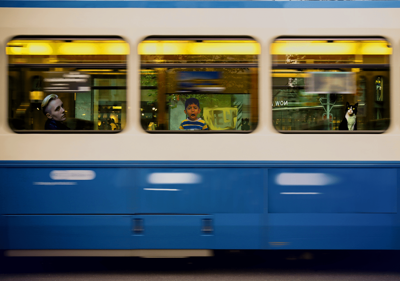 Bahnreisende-Zugreisende-Deutsche-Bahn-Bahnfahren-Zugfahren-Lokfuehrer-Notbremse-Notbremsung-Kritisches-Netzwerk-Bundesnotbremse-Zugwaggon-Zugpassagiere