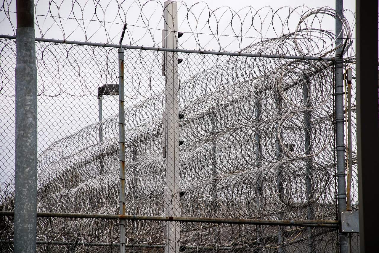 barbed-razor-ribbon-wire-Sicherheitszaun-Bandstacheldraht-NATO-Draht-Natodraht-Stacheldraht-Rasierklingendraht-Kritisches-Netzwerk-Widerhakensperrdraht-Abschottung