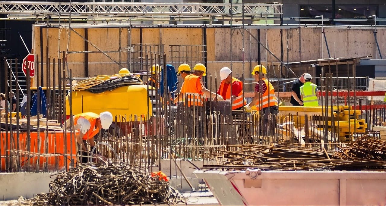 Bauarbeiter-Bauboom-Baubranche-Baugewerbe-Baupyramide-Bausektor-Baustellen-Kritisches-Netzwerk-Tageloehner-Niederqualifizierte-Arbeitsmigranten-Arbeitsmigration