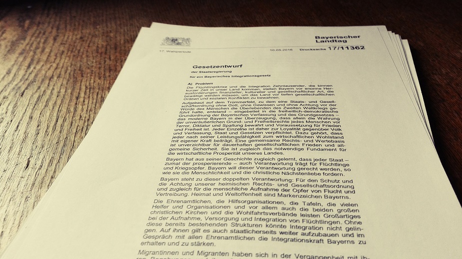 bayrisches_integrationsgesetz_deintegrationsgesetz_migration_bayern_fluechtlingskrise_integration_menschenwuerde_menschenrechte_kritisches_netzwerk_rassismus_fremdenhass_residenzpflicht.jpg