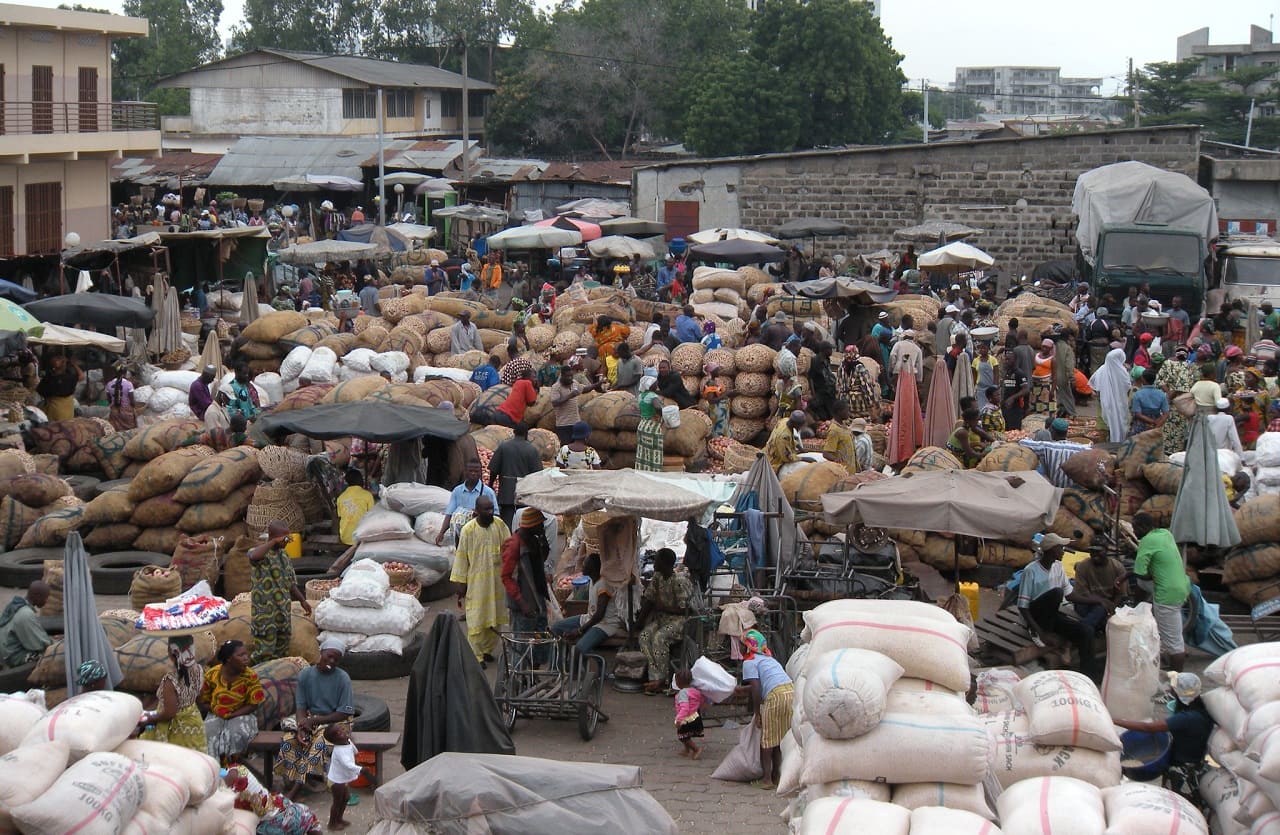 Benin-City-Market-Edo-Nigeria-Kautschukindustrie-USAID-West-Africa-Kritisches-Netzwerk-Entwicklungshilfeindustrie-Entwicklungspolitik-Entwicklungsindustrie-Afrika