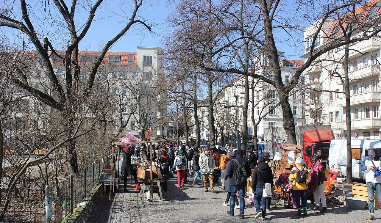Berlin-Friedrichshain-flea-market-Boxhagener-Platz-Strasse-Boxi-Kritisches-Netzwerk-Kiez-Marktplatz-Wochenmarkt-Szeneviertel-Multikulturalismus-kulturelle-Vielfalt