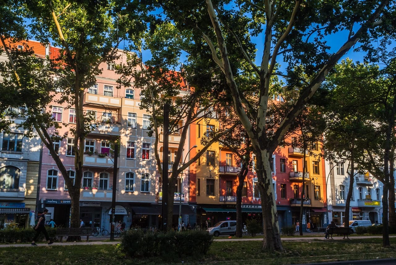 Berlin-Friedrichshain-Jugendstilhaeuser-Gruenderzeit-Simon-Dach-Strasse-Kreuzberg-Wuehlischstrasse-Boxhagener-Platz-Kiez-Kritisches-Netzwerk-kulturelle-Vielfalt