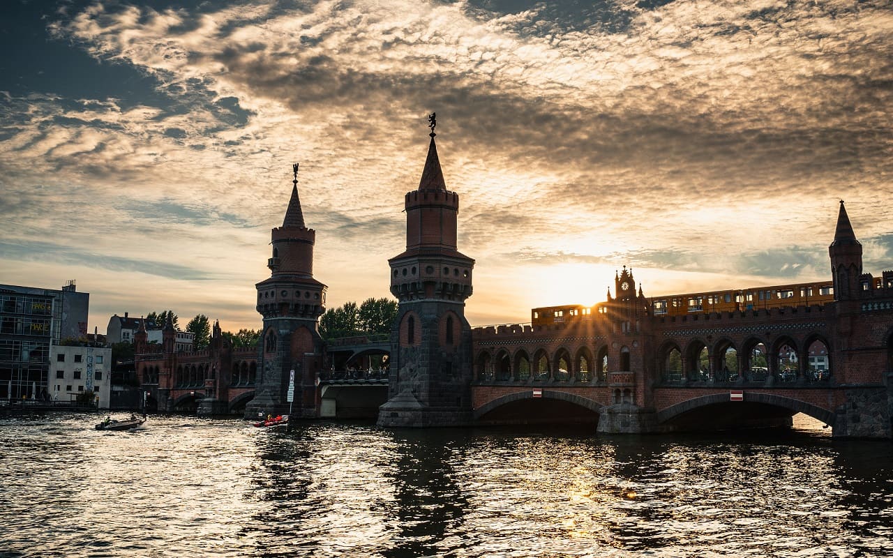 Berlin-Friedrichshain-Oberbaumbruecke-Innenstadtring-Kreuzberg-Spree-Elsenbruecke-Schillingbruecke-Kritisches-Netzwerk-Gewoelbebruecke 