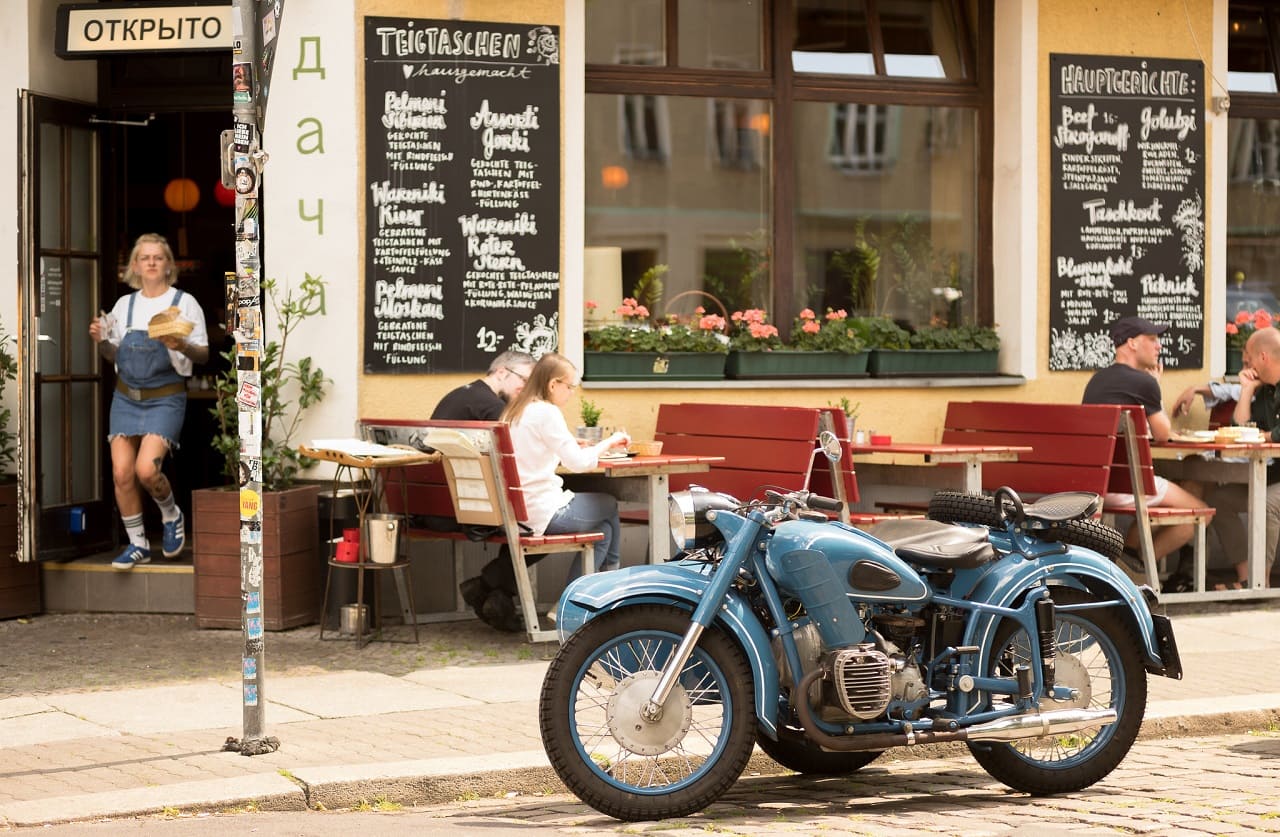 Berlin-Friedrichshain-Simplonstrasse-Wuehlischstrasse-Simon-Dach-Strasse-Kritisches-Netzwerk-multikulturelle-Vielfalt-Kritisches-Netzwerk-Pelmeni-Kiez-Wareniki-Szenekneipe