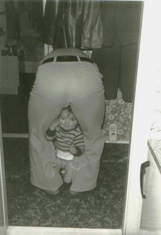 Bernd-Volkmer-Mike-guckt-durch-Beine-Mauerfall-DDR-Kritisches-Netzwerk-Familienzusammenhalt-Familienleben-Deutsche-Demokratische-Republik-Wendezeit