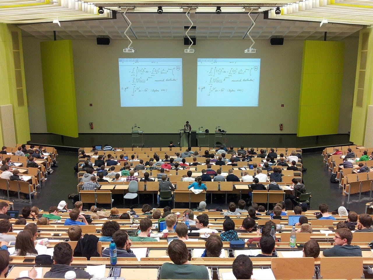 Bildungssystem-Studenten-Campus-Universitaeten-Studienordnung-Kritisches-Netzwerk-Bildungsinhalte-Hochschulstudium-Universitaetsabschluss-Bachelor-Studienzeit