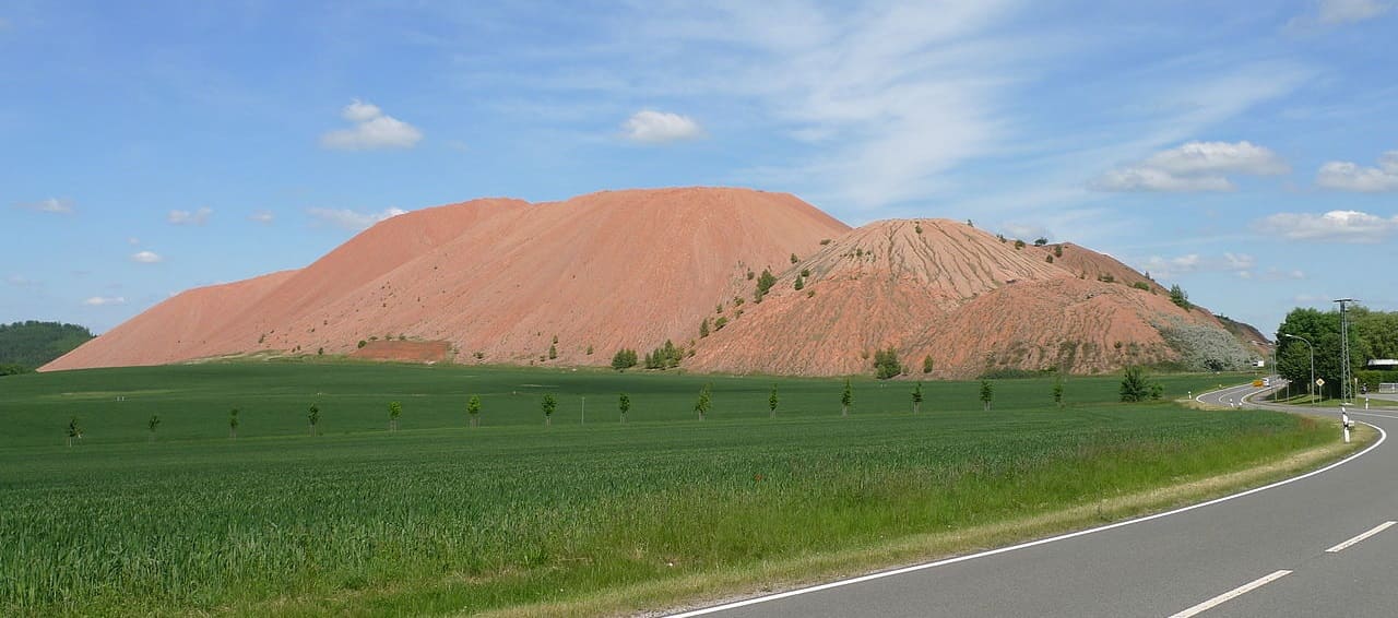 Bischofferode-Holungen-Schutthaufen-Abraumhalde-Halde-Kali-Bergwerk-Thomas Muentzer-Kalibergbau-Kaliwerk-Kalisalz-Kaliwerk-Kritisches-Netzwerk-Thueringen