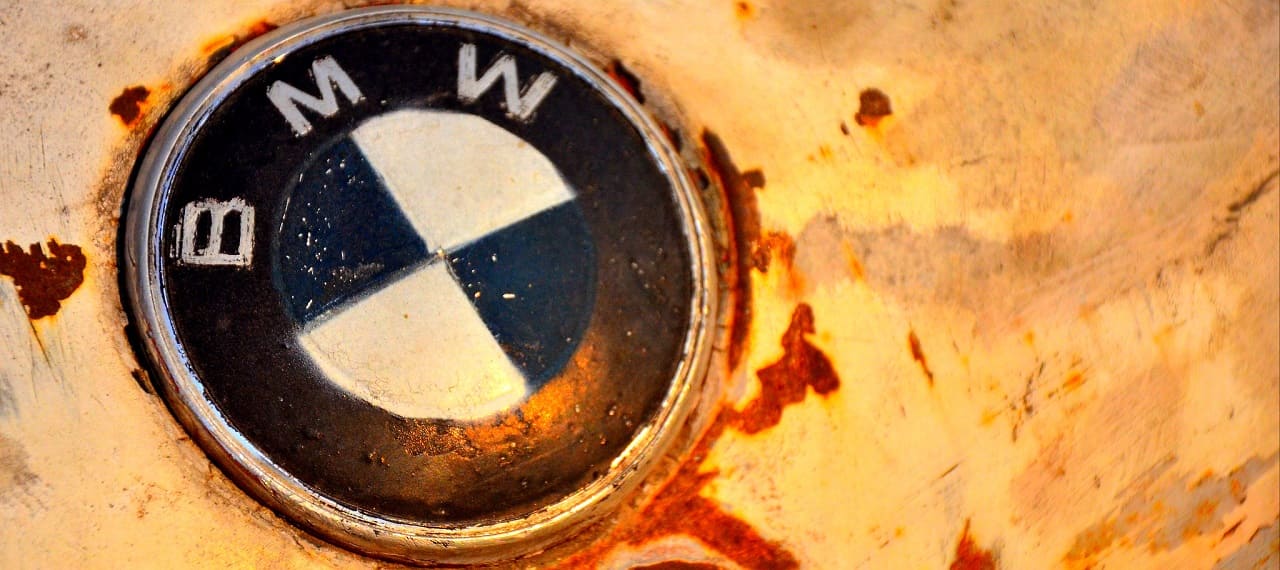 BMW-logo-rusty-Stefan-Quandt-Susanne-Klatten-Familienclan-Familiensippe-Kritisches-Netzwerk-Nicolas-Peter-Milliardaerssippe-Oliver-Zipse-Vermoegenszuwaechse
