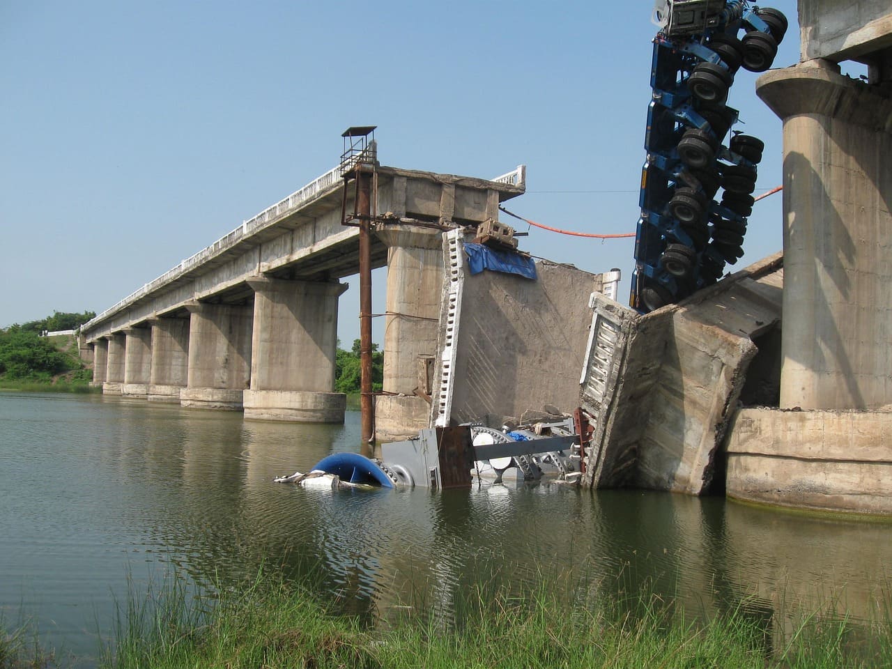 Brueckeneinsturz_Brueckeneinsturzgefahr_Brueckendesaster_Brueckenersatz_Brueckensanierung_Brueckenschaeden_Brueckenbausubstanz_einsturzgefaehrdete_Bruecken_Strassenbruecken_Kritisches-Netzwerk