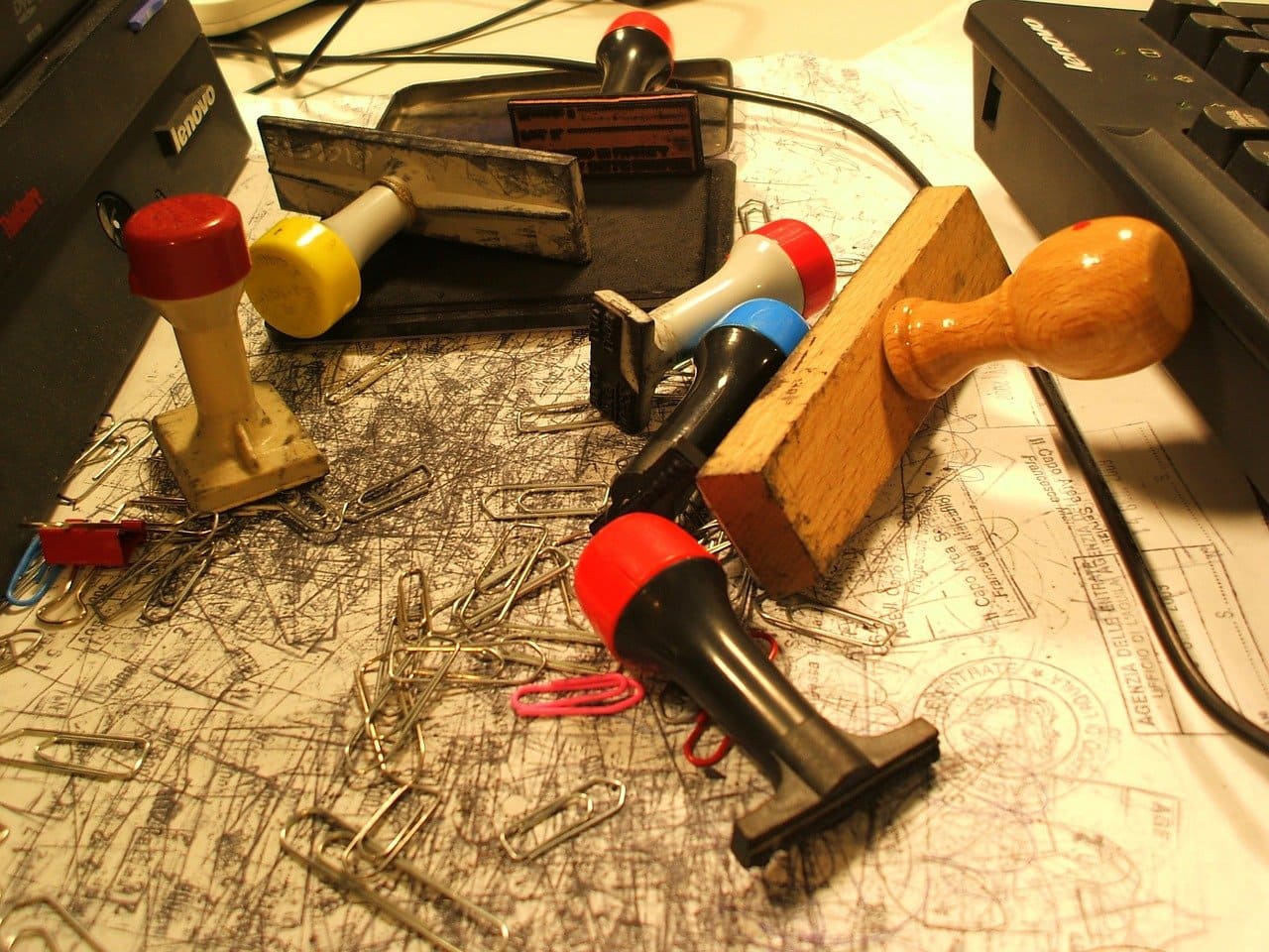 Buerokratie-Stempel-Bueroklammern-Buerokratiesumpf-Verwaltungssumpf-Verwaltungsapparat-Verwaltungsstrukturen-Kritisches-Netzwerk-Buerokratiemonster