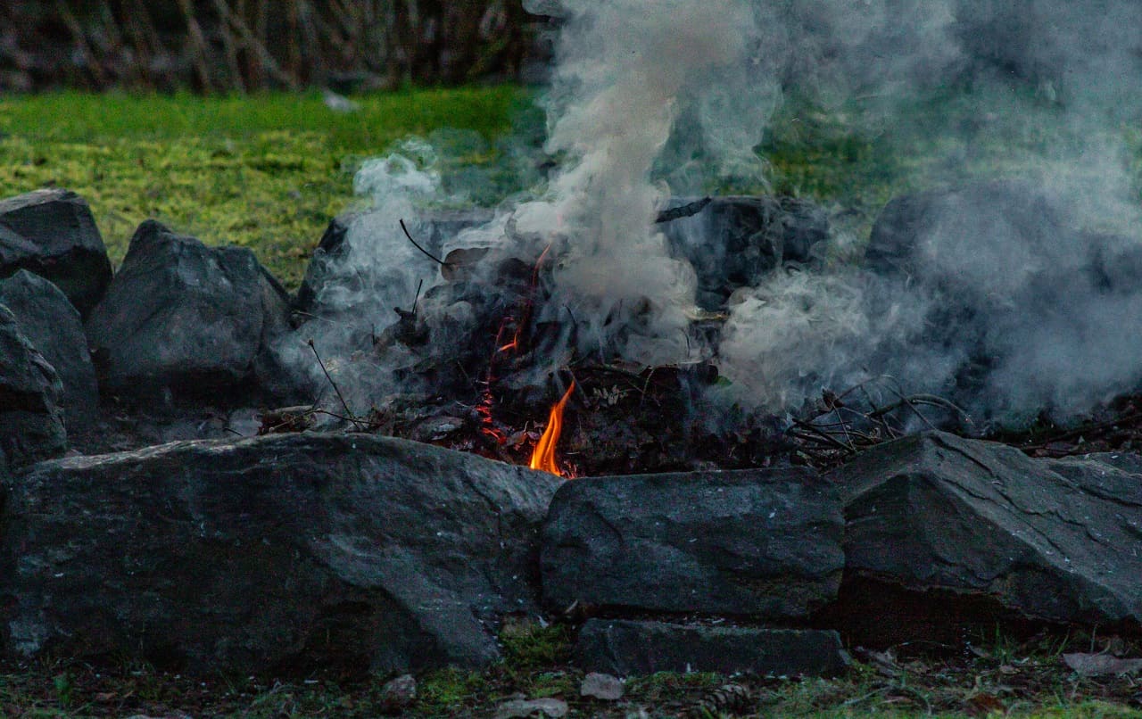 Burn-pit-Brandgrube-Brandgruben-giftige-Gase-giftiger-Rauch-toxische-Rauchwolken-Verbrennungsgrube-Umweltvergiftung-Brandschuttbeseitigung-Kritisches-Netzwerk
