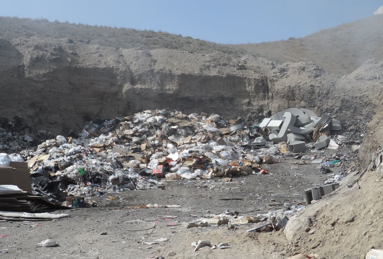 Burn-pit-Brandgrube-Muellberge-Muellbeseitigung-Muellentsorgung-Muellgruben-Muellverbrennung-Kritisches-Netzwerk-Verbrennungsgrube-Umweltvergiftung-Dioxine-Giftgase