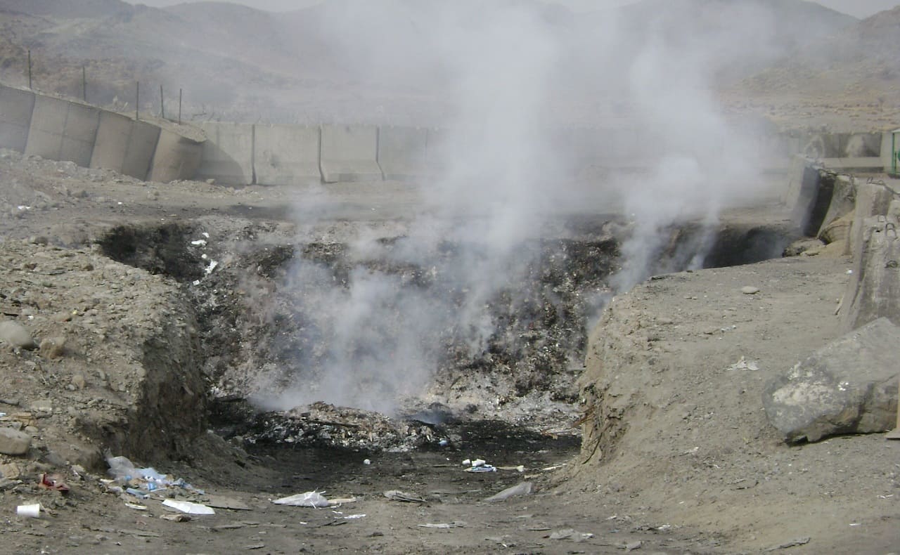 Burn-pit-giftiger-toxischer-Rauch-Abfallverbrennung-Verbrennungsgrube-Umweltvergiftung-Kritisches-Netzwerk-Muellentsorgung-Muellgruben-Muellverbrennung-Muellberge