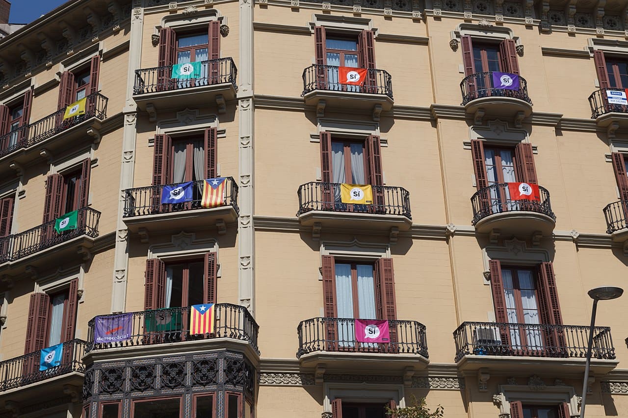 Catalan-indepence-referendum-Pro-independentist-flags-Barcelona-independencia-Unabhaengigkeitsreferendum-Kritisches-Netzwerk-Llibertat-autonomia-Catalonia-Catalunya