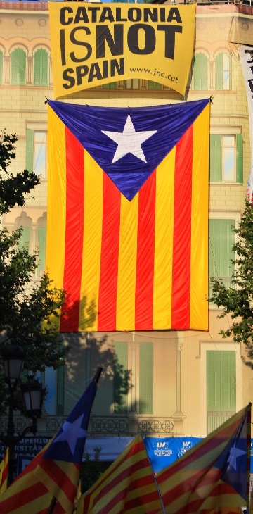 Catalonia-is-not-Spain-Estelada-Blava-Catalunya-Katalonien-Eigenstaatlichkeit-Separation-independencia-autonomia-Llibertat-Kritisches-Netzwerk-Souveraenitaet
