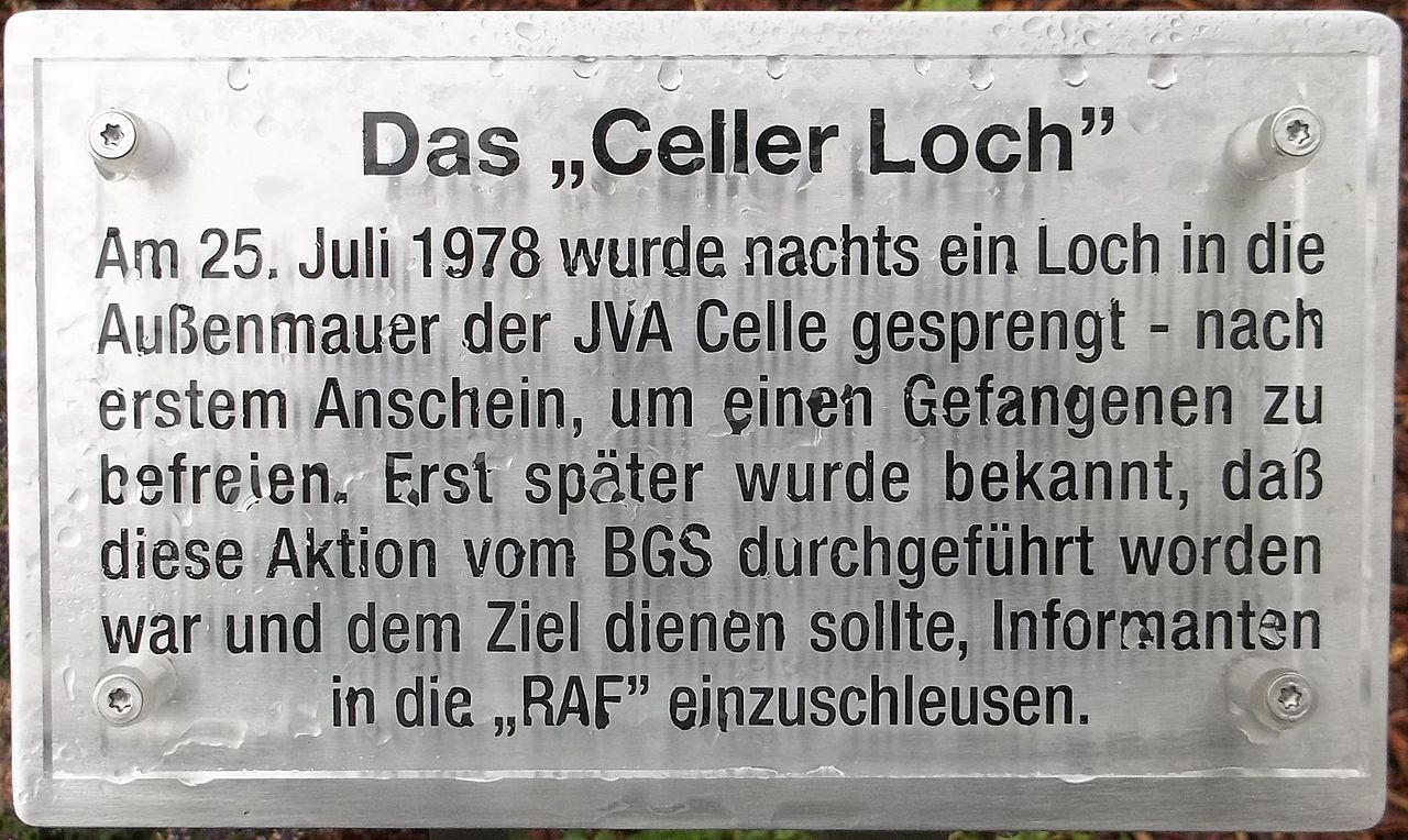 Celler-Loch-JVA-Celle-Justizvollzugsanstalt-Falscher-Flagge-false-flag-Sigurd-Debus-Aktion-Feuerzauber-Kritisches-Netzwerk-Verfassungsschutz-V-Vau-Leute-Mann-Maenner-Schnueffelstaat