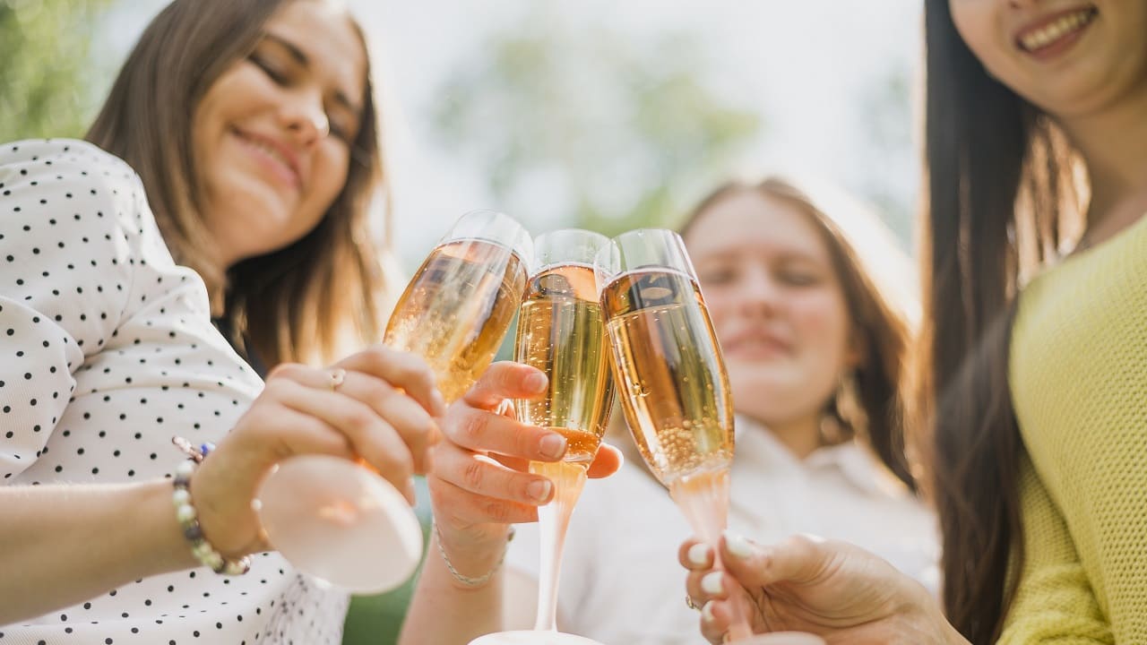 Champagner_Sekt_Feierlaune_Sektlaune_Trinklaune_Alkoholgenuss_Champagnerglaeser_Champagnerlaune_Genusskultur_Genussmuendigkeit_Stimmungsmacher_Kritisches-Netzwerk
