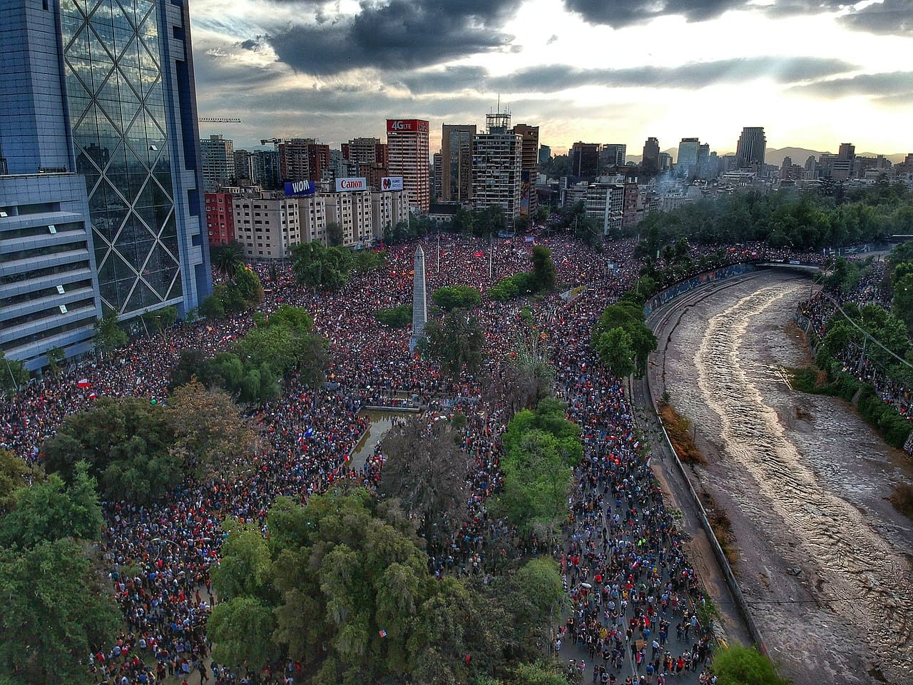 Chilean-protests-Santiago-de-Chile-Plaza-Baquedano-Massenproteste-Protestas-Kritisches-Netzwerk-Neoliberalismus-neoliberalismo-Sebastian-Pinera-Valparaiso